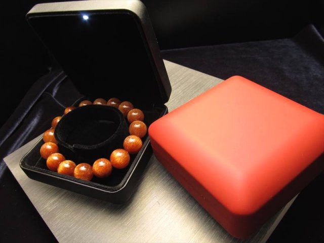 ブラック 保管ディスプレイにも最適 自動点灯型LED高級ブレスレット