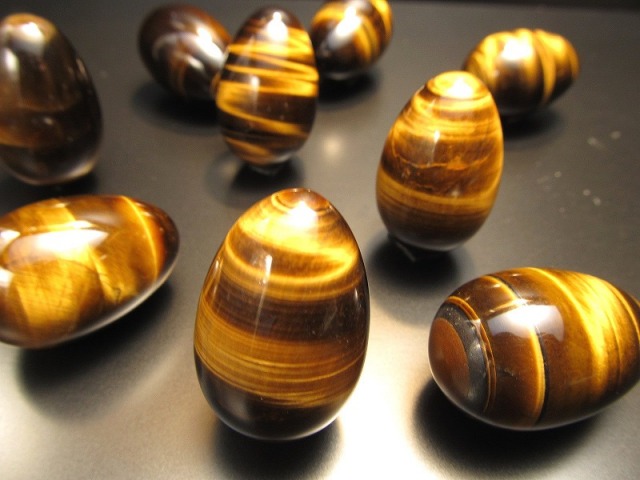 ミニサイズ タイガーアイ エッグ型置物 重さ約15-20g 高さ30mm前後 卵型原石 大人気卵型 パワーストーン 天然石