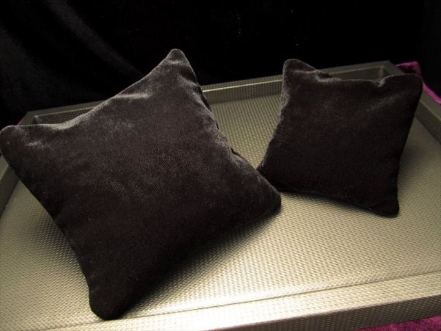 たっぷり天然水晶さざれ入り ベロア調の置物用座布団 Mサイズ 約10×10cm 厚さ約3cm 激安 新入荷 丸玉・ブレスレット・アクセサリーの万能浄化