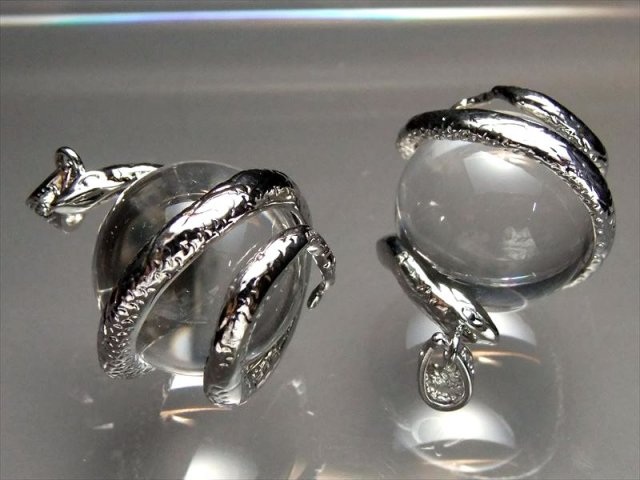 シルバー 天然水晶を抱えた白蛇 ペンダントトップ サイズ:縦約 シルバー 天然水晶を抱えた白蛇 ペンダントトップ サイズ:縦約