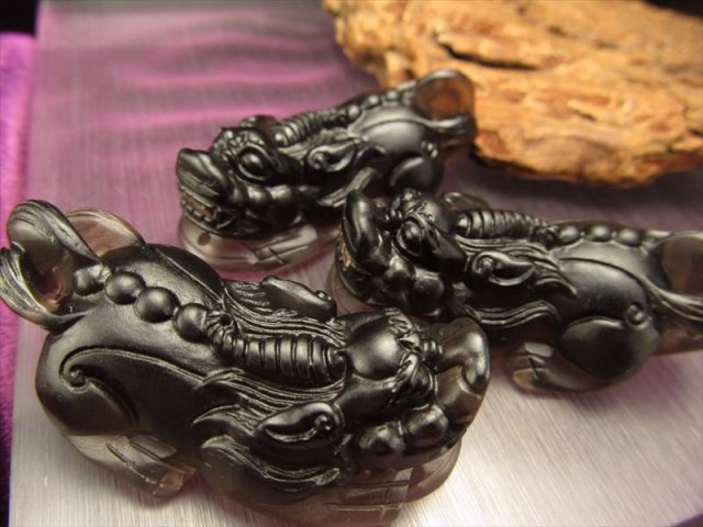 激安宣言 特大サイズ貔貅 ヒキュウ 財運の象徴フロストタイプ お守りとしても 透明オブシディアン 黒曜石 貔貅 ヒキュウ タイプB 縦約51mm前後 メキシコ産