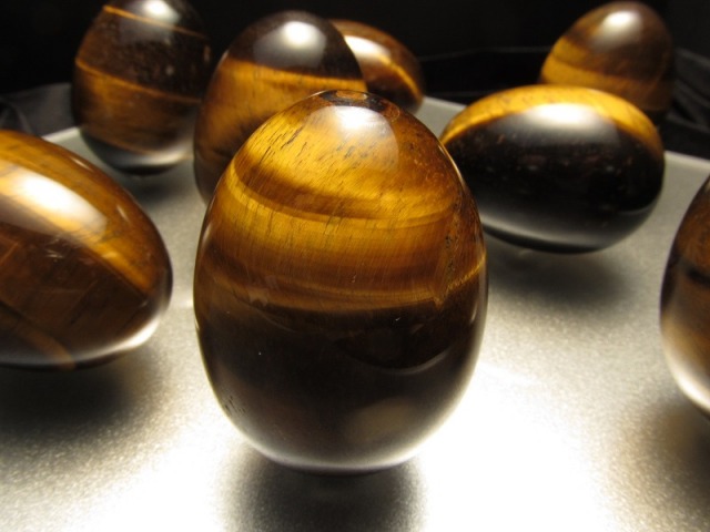 タイガーアイ エッグ型 置物 重さ約55g-70g 高さ45mm前後 卵型原石 大人気卵型 パワーストーン 天然石