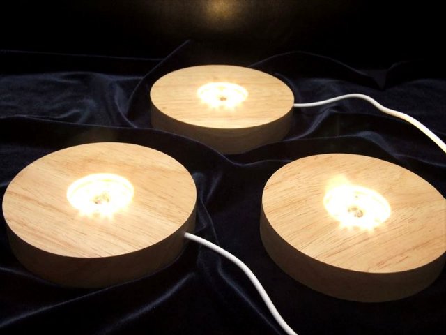 天然石の置物 半円形 木製台座付き 暖色 LED発光の木製台座 透明な天然石のディスプレイに 激安 LED