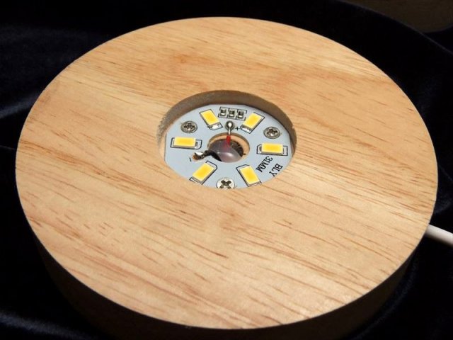 暖色 LED発光の木製台座 透明な天然石のディスプレイに 激安 LED