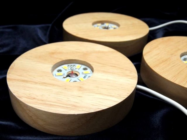 暖色 LED発光の木製台座 透明な天然石のディスプレイに 激安 LED