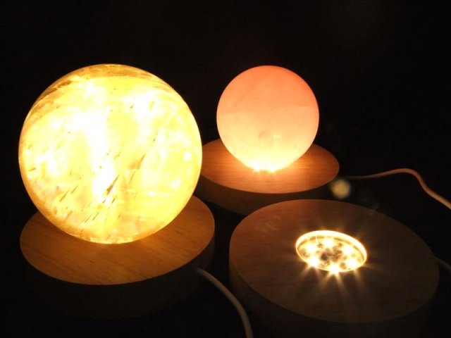 暖色 LED発光の木製台座 透明な天然石のディスプレイに 激安 LEDディスプレイ台 本体直径約10.0cm コード長約75cm-80cm 差し込みはUSB inmy-4 パワーストーン