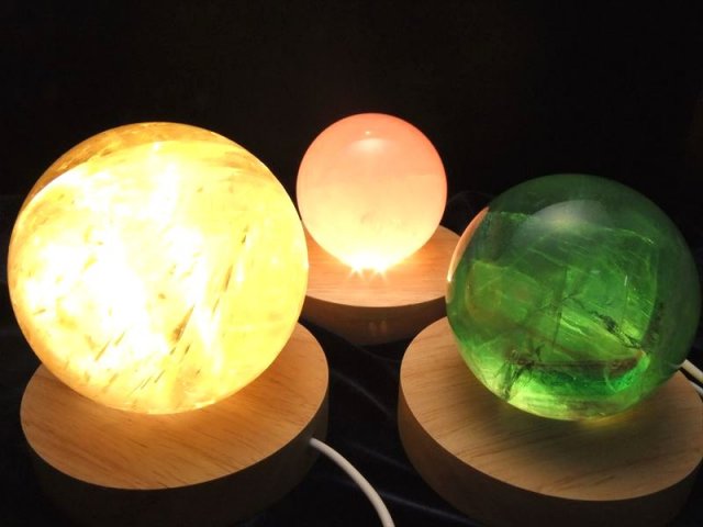 暖色 LED発光の木製台座 透明な天然石のディスプレイに 激安 LED