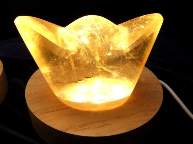 暖色 LED発光の木製台座 透明な天然石のディスプレイに 激安 LED