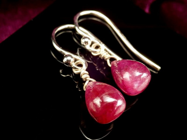 ルビーピアス 全長約22mm メイン石縦約8mm 揺れるフックタイプ ミャンマー産