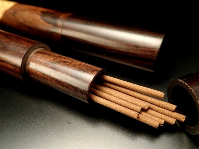 蓮の葉&トンボデザインお香入れ 高さ約21.5cm 幅約9.5cm オシャレなアンティーク調カラー 極楽浄土の象徴モチーフ お香の持ち運びにおすすめ 木製お香入れ