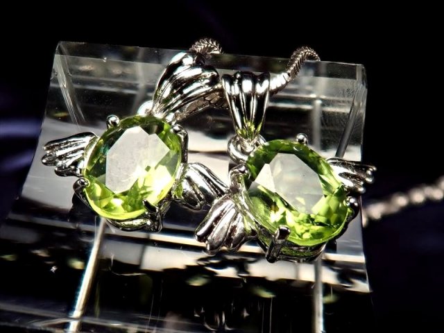 激安宣言 ペリドット かんらん石 エンジェル ペンダントトップ 石サイズ縦約9mm 1個売り オーバルカット型 天使ペンダントトップ