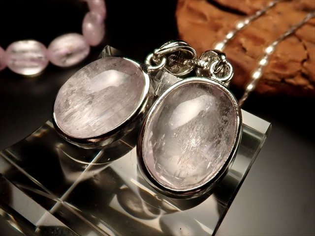 激安宣言 クンツァイトペンダントトップ ぷっくりオーバル型 石サイズ縦約14mm-15mm×横幅約10-12mm 1個売り シルバーカラー ブラジル産 geki-1010B3