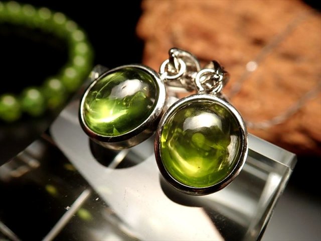 激安宣言 ペリドットペンダントトップ ぷっくりオーバル型 石サイズ縦約9mm 1個売り シルバーカラー ミャンマー産 geki-1010B9