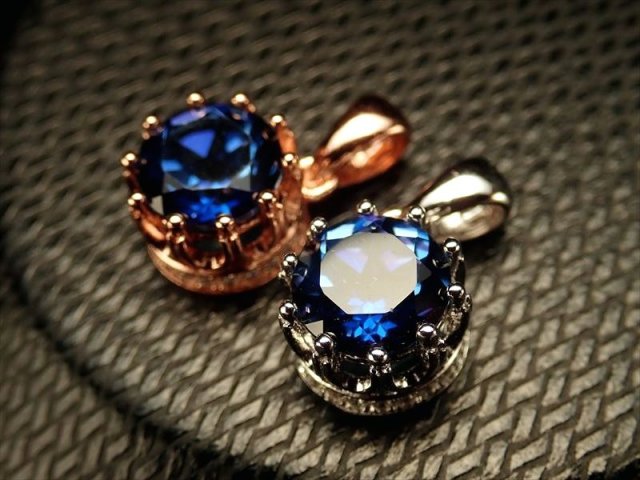 激安宣言 5A 極上濃色ブルー ブルーミスティックトパーズペンダントトップ ラウンドカット型 石サイズ縦約7mm 1個売り ジルコニア装飾王冠モチーフ金具タイプ