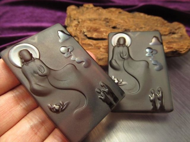 激安宣言 透明オブシディアン 黒曜石 仏教徒情景図彫り カービングプレート タイプB フロストタイプ 縦約56mm メキシコ産 geki-obG13 パワーストーン 天然石