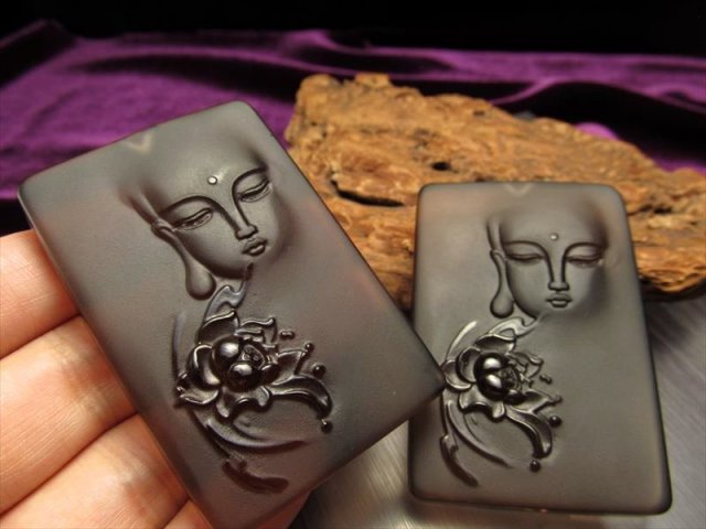 激安宣言 透明オブシディアン(黒曜石) 仏の御尊顔と華彫り カービングプレート タイプD フロストタイプ 縦約57mm メキシコ産 geki-obG16