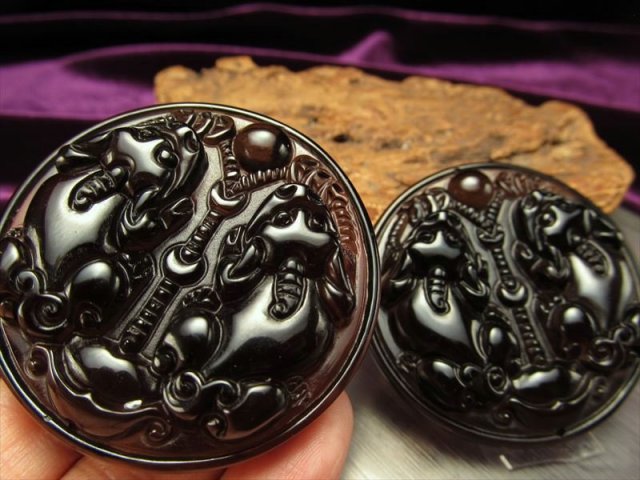 激安宣言 透明オブシディアン(黒曜石) 夫婦貔貅(ヒキュウ)彫り ラウンドプレート 縦約50mm メキシコ産 geki-obG29