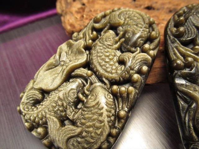 激安宣言 ゴールデンシャインオブシディアン(黒曜石) 鯉彫りカービングプレート 縦約59mm 強さ・勇気・忍耐のシンボル メキシコ産 geki-obG39