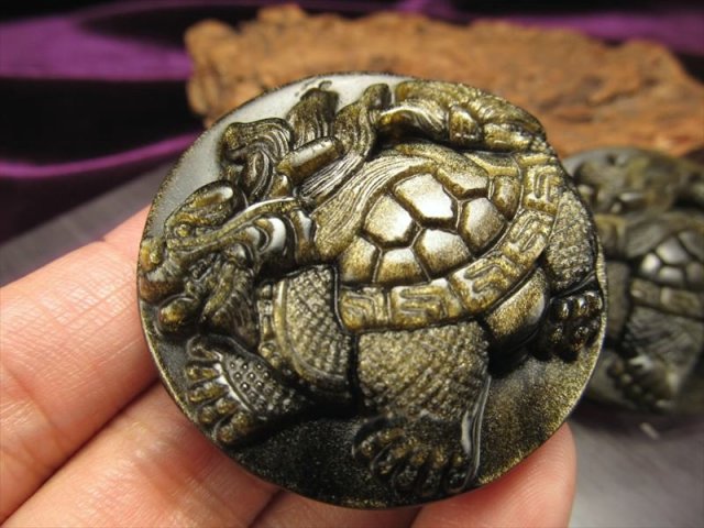 激安宣言 ゴールデンシャインオブシディアン（黒曜石） 龍亀（ロングイ）彫り ラウンドプレート 縦約43mm メキシコ産 geki-obG55