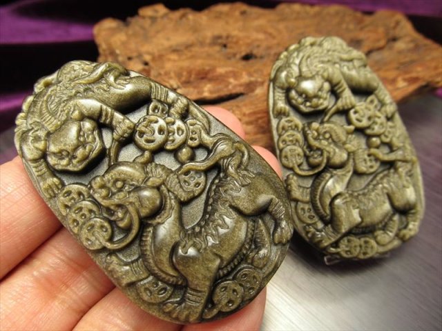 激安宣言 ゴールデンシャインオブシディアン（黒曜石） 夫婦貔貅（ヒキュウ）彫り カービングプレート 縦約56mm メキシコ産 geki-obG63