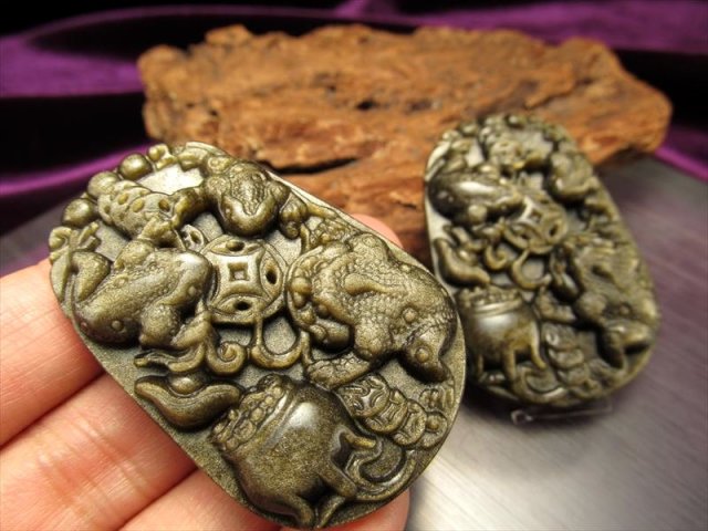 激安宣言 ゴールデンシャインオブシディアン(黒曜石) 銭蛙(三本脚のカエル)彫り カービングプレート 縦約50mm メキシコ産 geki-obG64