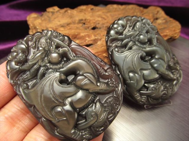 激安宣言 レインボーオブシディアン 黒曜石 龍彫り カービングプレート 縦約54mm メキシコ産 geki-obG70 パワーストーン 天然石