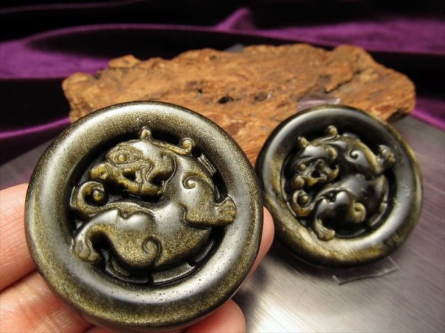 激安宣言 ゴールデンシャインオブシディアン 黒曜石 虎彫り ラウンドプレート 縦約43mm メキシコ産 geki-obG73 パワーストーン 天然石