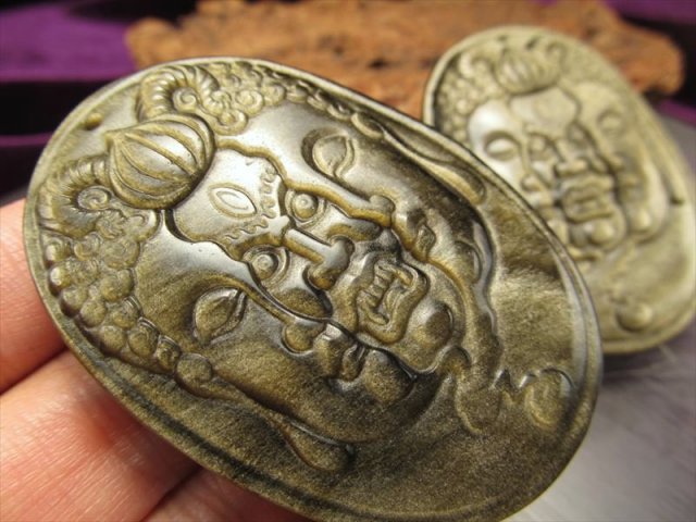 激安宣言 ゴールデンシャインオブシディアン(黒曜石) 宝誌和尚モチーフ大仏彫りカービングプレート 縦約57mm メキシコ産 geki-obG75