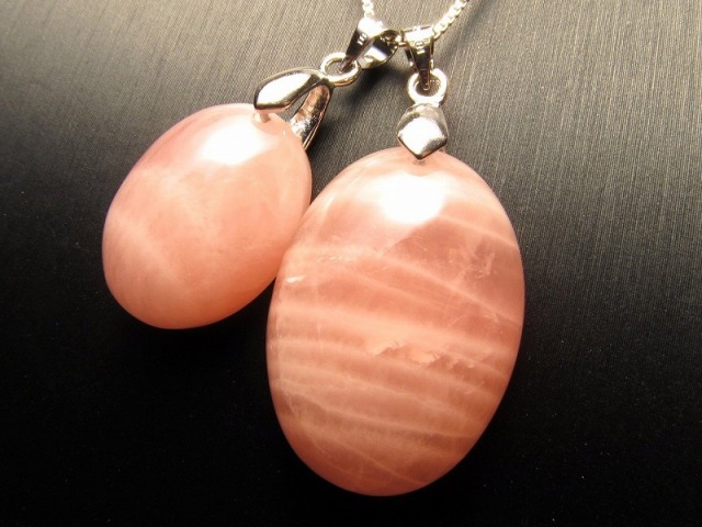 3A ディープローズクォーツ ペンダントトップ オーバル型 34-36g ピンク&ミルキーストライプ 愛とやさしさの象徴 透明感抜群 マダガスカル産