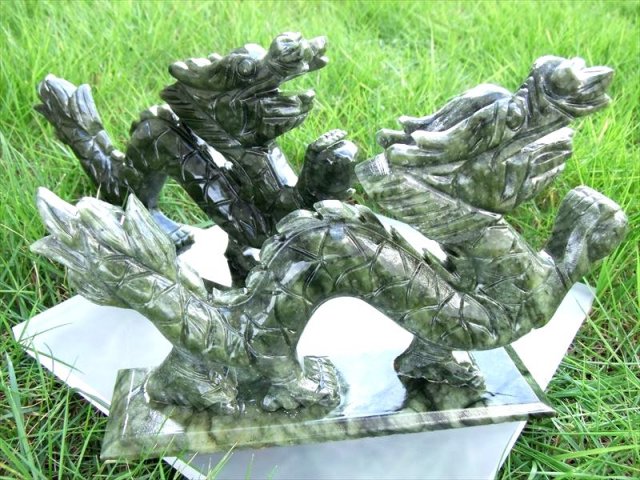 濃いグリーン 玉持ち龍神 サーペンティン 蛇紋石 龍彫刻置物 500-650g前後 縦約18.5cm×横約4cm×高さ約12.5cm 風格のある深緑 インテリアに ok-s