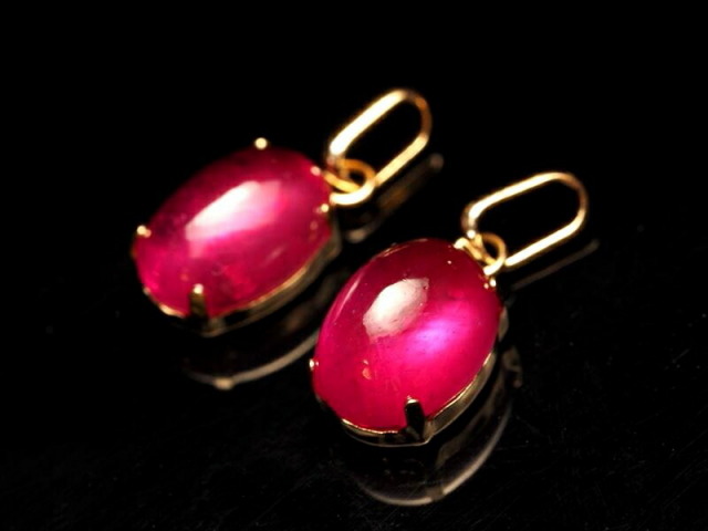 18金ゴールド枠 ロイヤルクラス ルビーペンダントトップ ぷっくりオーバル型 縦約8ミリ 大切な方への贈り物に 超透明宝石質 K18製 ミャンマー産