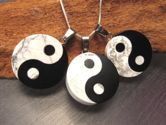 陰陽太極 ハウライト&オブシディアン ペンダントトップ 直径24mm前後 1個売り 陰陽 ハウライト オブシディアン お守り 開運 縁起物 運気アップ