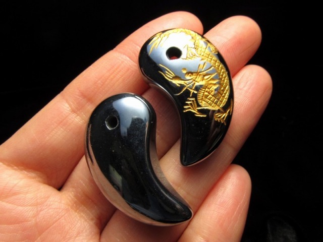 1個売り テラヘルツ鉱石 龍彫り 勾玉 携帯用ポーチ付き 縦約34mm×横約20mm つやつや光沢で鏡のような表面 話題の 高純度 テラヘルツ 鉱石 2026年