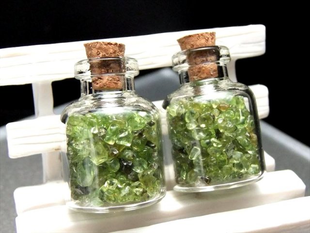 1個売り かわいいミニボトル入り ペリドット 瓶サイズ 縦30mm-35mm 瓶詰めペリドットさざれ ガラスの瓶詰め天然石シリーズ パワーストーン 天然石
