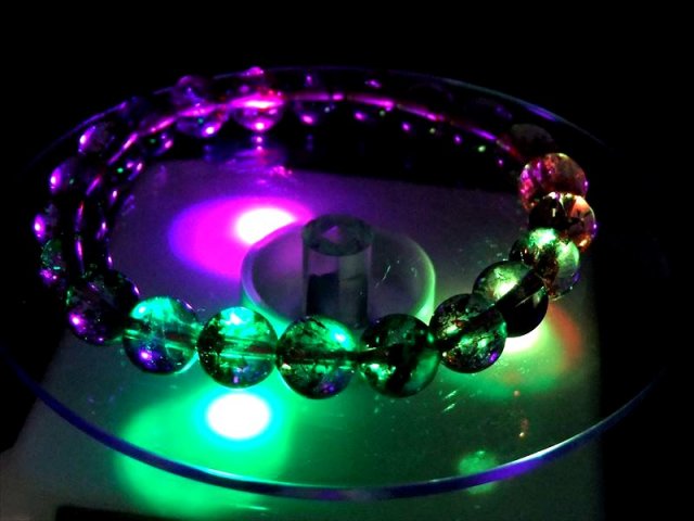 LED発光の回転台座 本体 白 5パターンの発光 透明な天然石のディスプレイに LED回転ディスプレイ台 本体幅約10.0cm 台座面幅約9cm 高さ約4.9cm