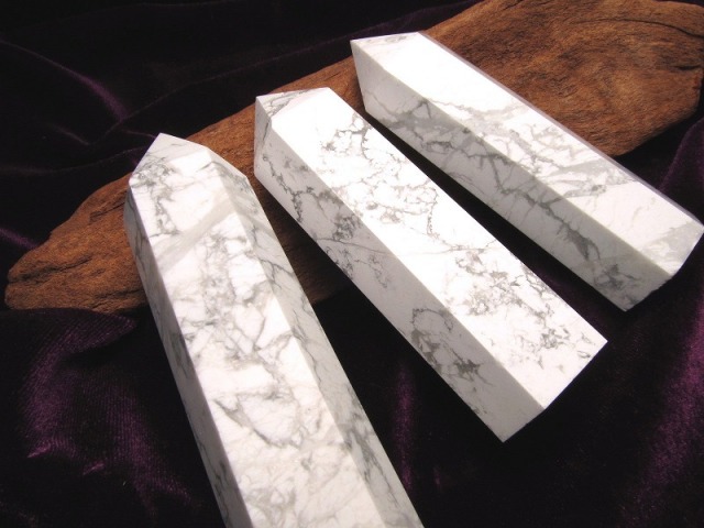 ハウライト 六角柱 ポイント 重さ110g-130g 平穏と叡知の象徴 高い浄化作用 ブラジル産 パワーストーン 天然石