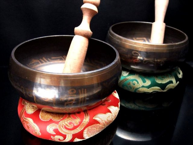チベット仏教法具 柄有り シンギングボウル 座布団付 大サイズ 直径130mm前後 木製スティック付き ハンドメイド仕上げ 合金製 パワーストーン 天然石