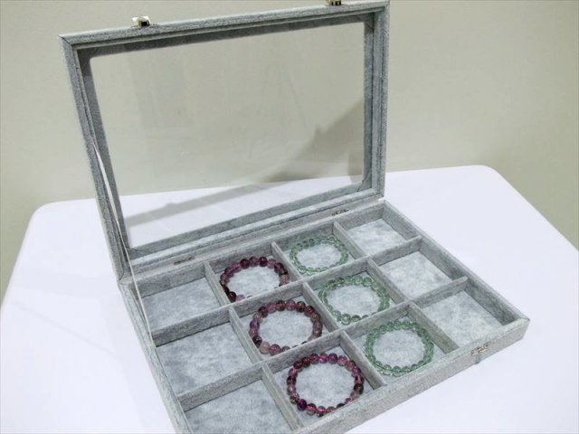 ホコリ防止の蓋付き 12枠しきり トレイ 起毛グレー 横35cm 縦24cm 濃色の石に 天然石が綺麗に見えます 天然石のブレスレットを守るトレイ inmy