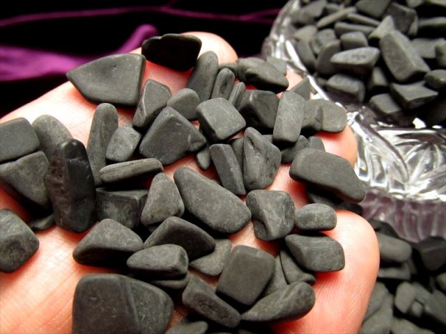 ブラックシリカ さざれ 100グラム 中サイズ 約7ミリ-15ミリ 二酸化珪素・炭素などを含む黒鉛珪石 サザレ 北海道産 パワーストーン 天然石