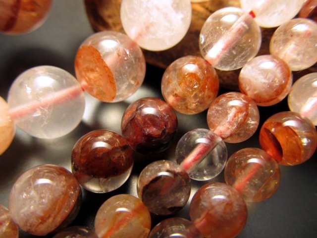 12mm珠 天然レッドクリスタル レッドガーデン、レッドファントム入り