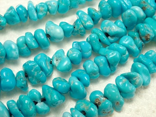 スリーピングビューティーターコイズ さざれ 連 約4mm-6mm 一連 約45-47cm ターコイズの最高峰スリーピングビューティー鉱山産 閉山済み