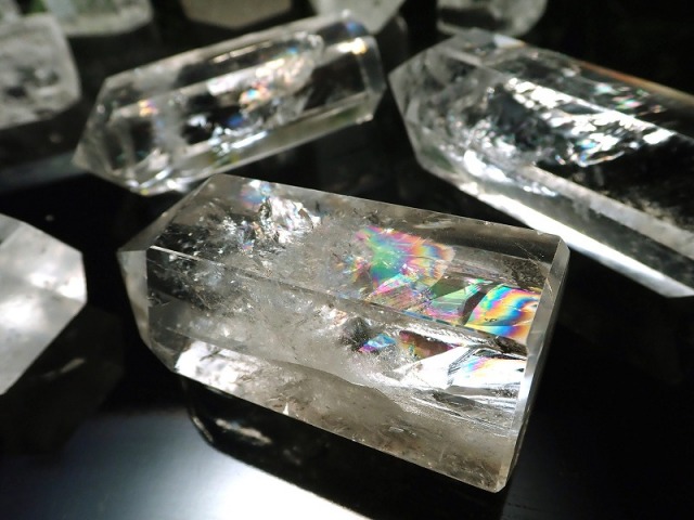 虹入り 水晶ポイント 六角柱 30グラム-40グラム 超透明 手ごろな小さめ