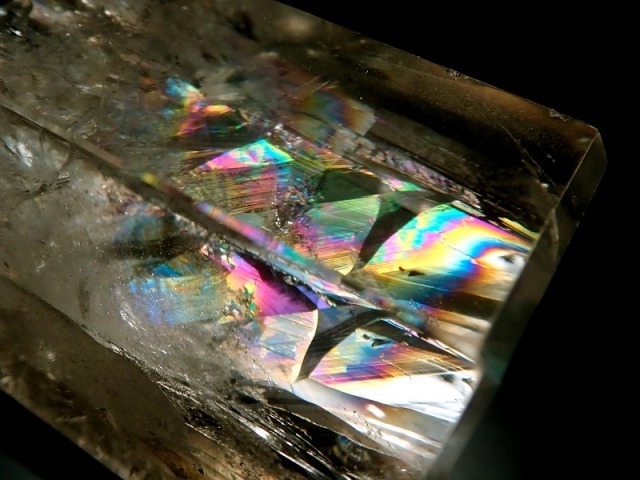 虹入り 水晶ポイント 六角柱 30グラム-40グラム 超透明 手ごろな小さめ