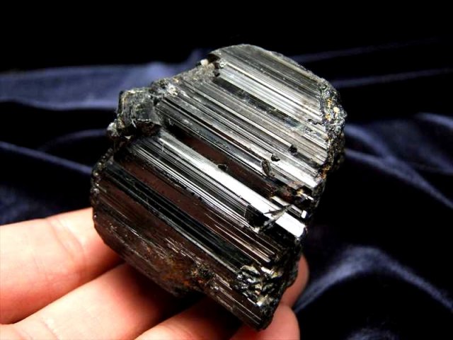 1個売り ブラックトルマリン 電気石 結晶 原石 重さ 220g-240g 心身を浄化・精神との調和 ブラジル産