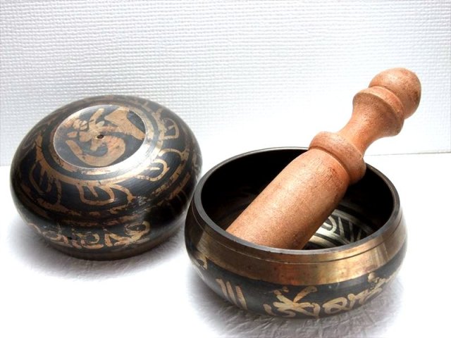 チベット仏教法具 柄有り シンギングボウル 小サイズ 直径87mm前後 木製スティック付き ハンドメイド仕上げ 合金製 パワーストーン 天然石