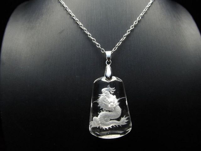 4A 天然水晶 龍彫り ペンダントトップ 縦約35ミリ 幅約25ミリ 迫力