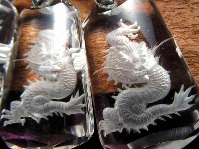 4A 天然水晶 龍彫り ペンダントトップ 縦約35ミリ 幅約25ミリ 迫力