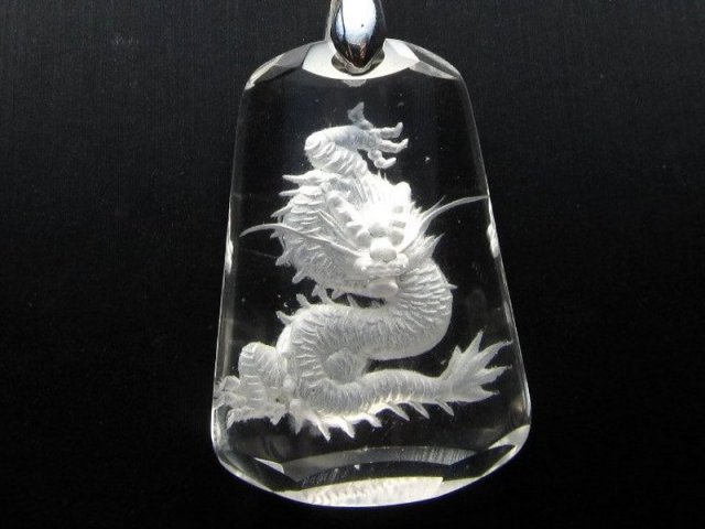 4A 天然水晶 龍彫り ペンダントトップ 縦約35ミリ 幅約25ミリ 迫力 手彫り 昇り龍 清竜 一個売り パワーストーン 天然石