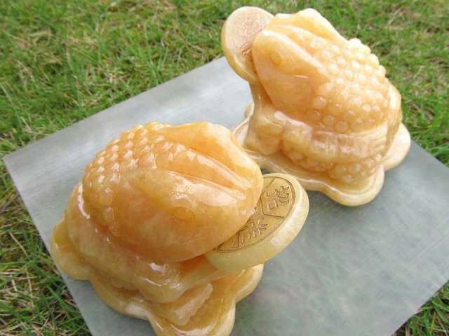 アラゴナイト 銭蛙 三本脚のカエル 彫刻置物 550-700g前後 縦約10cm×横約8cm×高さ約7cm 目元可愛い インテリアに 招財進寶 パワーストーン 天然石