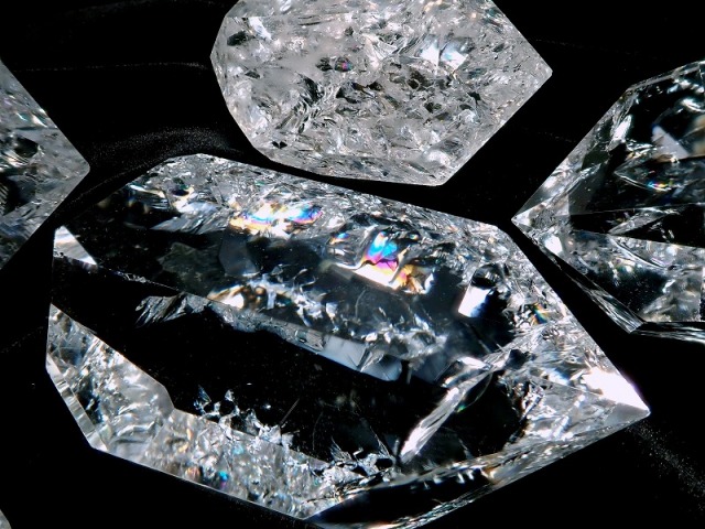 レインボークラック水晶 ダブルポイント 双剣 60グラム-70グラム 開運・幸運・浄化の石 大人気浄化アイテム ブラジル産 パワーストーン 天然石